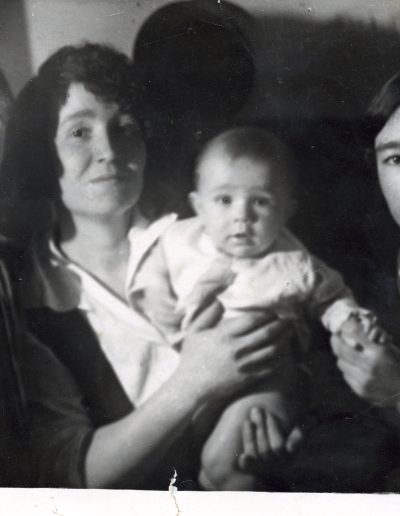 Family picture with two older girls, a baby and the mother